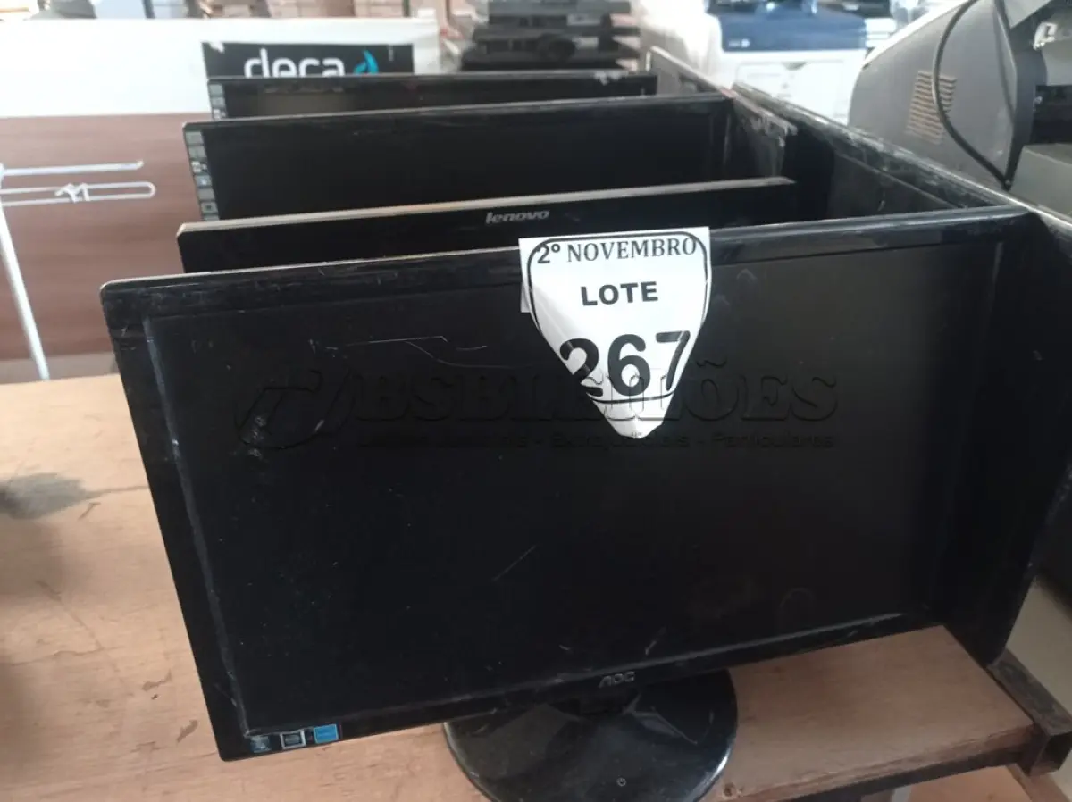LOTE 267 - 06 MONITORES LCD MARCAS E MODELOS DIVERSOS. (NO ESTADO) ATENÇÃO! FAZER A VISITAÇÃO ANTES DE ARREMATAR, NÃO SABEMOS SE FUNCIONA. LEILÃO NÃO TEM GARANTIA E NEM DEVOLUÇÃO, SUJEITO A POSSÍVEIS AVARIAS VISÍVEIS/OCULTAS E/OU AUSÊNCIA DE COMPONENTES.