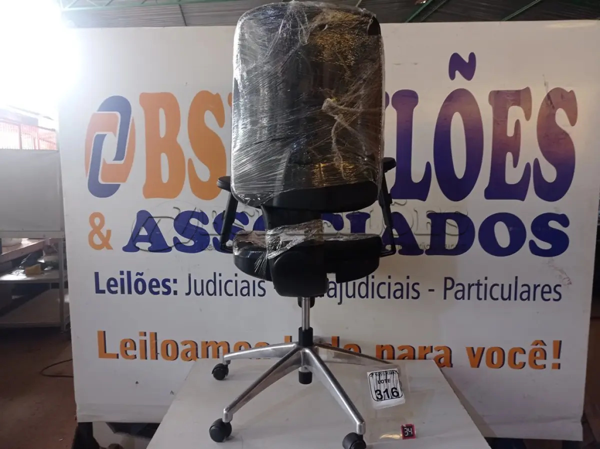 LOTE 316 - 01 CADEIRA GIRATÓRIA NA COR PRETA. (NO ESTADO) ATENÇÃO! FAZER A VISITAÇÃO ANTES DE ARREMATAR, NÃO SABEMOS SE FUNCIONA. LEILÃO NÃO TEM GARANTIA E NEM DEVOLUÇÃO, SUJEITO A POSSÍVEIS AVARIAS VISÍVEIS/OCULTAS E/OU AUSÊNCIA DE COMPONENTES.