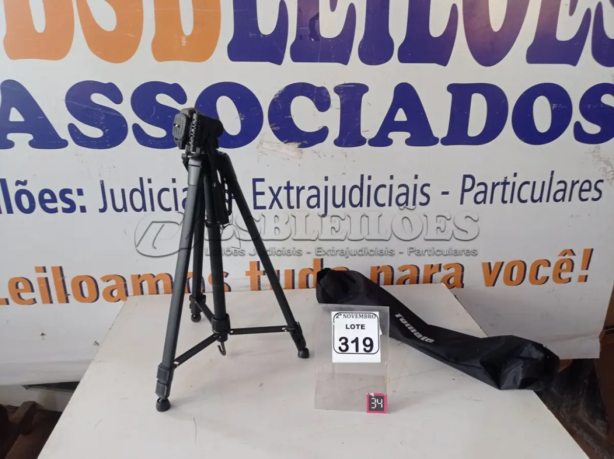 LOTE 319 - 01 TRIPÉ P/ CÂMERA FOTOGRÁFICA MARCA TOMATE. (NO ESTADO) ATENÇÃO! FAZER A VISITAÇÃO ANTES DE ARREMATAR, NÃO SABEMOS SE FUNCIONA. LEILÃO NÃO TEM GARANTIA E NEM DEVOLUÇÃO, SUJEITO A POSSÍVEIS AVARIAS VISÍVEIS/OCULTAS E/OU AUSÊNCIA DE COMPONENTES.