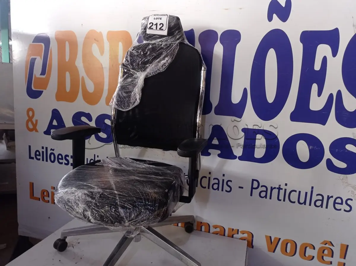 LOTE 212 - 01 CADEIRA DE ESCRITÓRIO C/BASE GIRATÓRIA NA COR PRETA. (NO ESTADO) ATENÇÃO! FAZER A VISITAÇÃO ANTES DE ARREMATAR, NÃO SABEMOS SE FUNCIONA. LEILÃO NÃO TEM GARANTIA E NEM DEVOLUÇÃO, SUJEITO A POSSÍVEIS AVARIAS VISÍVEIS/OCULTAS E/OU AUSÊNCIA DE COMPONENTES.