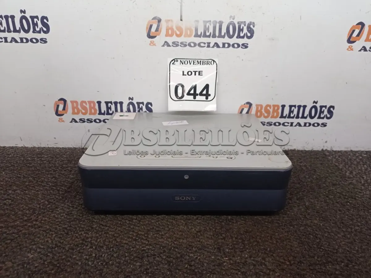 LOTE 044 - 01 PROJETOR MULTIMIDIA MARCA SONY. (NO ESTADO) ATENÇÃO! FAZER A VISITAÇÃO ANTES DE ARREMATAR, NÃO SABEMOS SE FUNCIONA. LEILÃO NÃO TEM GARANTIA E NEM DEVOLUÇÃO, SUJEITO A POSSÍVEIS AVARIAS VISÍVEIS/OCULTAS E/OU AUSÊNCIA DE COMPONENTES.