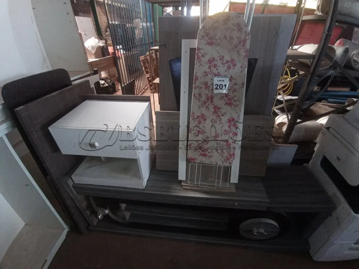 LOTE 201 - 01 RACK, 01 TÁBUA DE PASSAR E PEÇAS P/MÓVEIS DIVERSAS. (NO ESTADO) ATENÇÃO! FAZER A VISITAÇÃO ANTES DE ARREMATAR, NÃO SABEMOS SE FUNCIONA. LEILÃO NÃO TEM GARANTIA E NEM DEVOLUÇÃO, SUJEITO A POSSÍVEIS AVARIAS VISÍVEIS/OCULTAS E/OU AUSÊNCIA DE COMPONENTES.