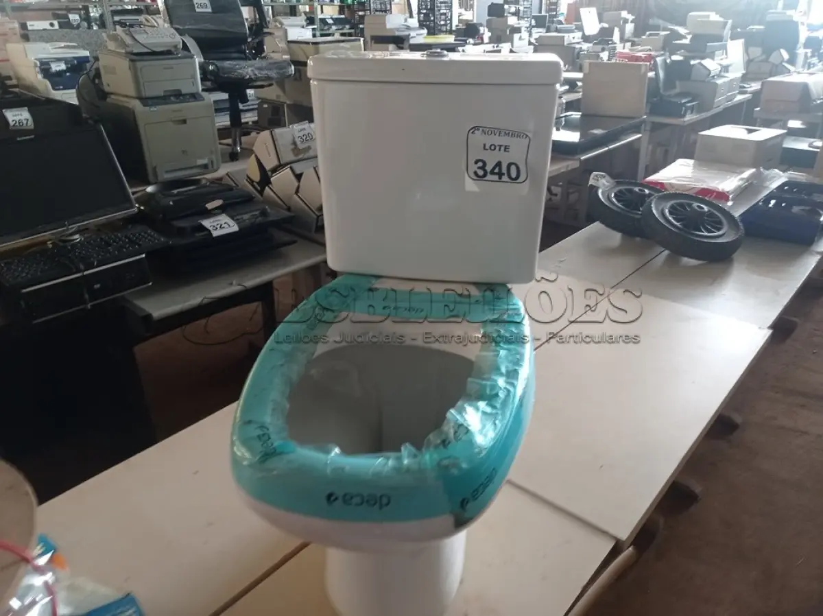 LOTE 340 - 01 VASO SANITÁRIO C/CAIXA ACOPLADA MARCA DECA(NOVO). (NO ESTADO) ATENÇÃO! FAZER A VISITAÇÃO ANTES DE ARREMATAR, NÃO SABEMOS SE FUNCIONA. LEILÃO NÃO TEM GARANTIA E NEM DEVOLUÇÃO, SUJEITO A POSSÍVEIS AVARIAS VISÍVEIS/OCULTAS E/OU AUSÊNCIA DE COMPONENTES.
