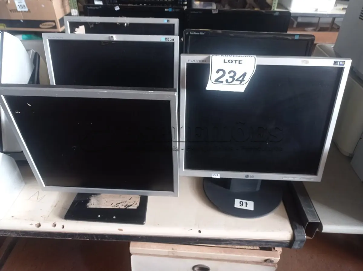 LOTE 234 - 08 MONITORES LCD MARCAS E MODELOS DIVERSOS. (NO ESTADO) ATENÇÃO! FAZER A VISITAÇÃO ANTES DE ARREMATAR, NÃO SABEMOS SE FUNCIONA. LEILÃO NÃO TEM GARANTIA E NEM DEVOLUÇÃO, SUJEITO A POSSÍVEIS AVARIAS VISÍVEIS/OCULTAS E/OU AUSÊNCIA DE COMPONENTES.