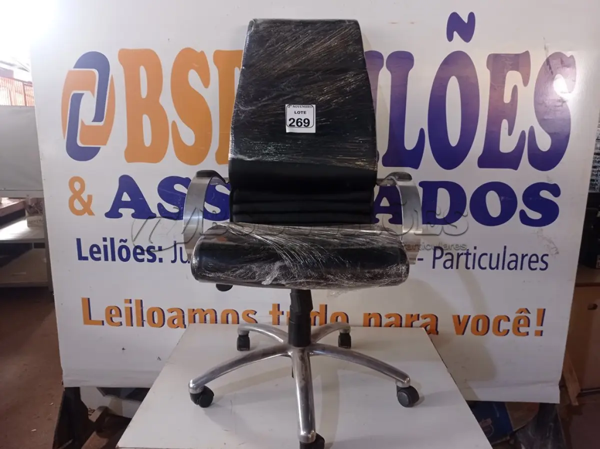 LOTE 269 - 01 CADEIRA GIRATÓRIA PRESIDENTE BASE DE FERRO. (NO ESTADO) ATENÇÃO! FAZER A VISITAÇÃO ANTES DE ARREMATAR, NÃO SABEMOS SE FUNCIONA. LEILÃO NÃO TEM GARANTIA E NEM DEVOLUÇÃO, SUJEITO A POSSÍVEIS AVARIAS VISÍVEIS/OCULTAS E/OU AUSÊNCIA DE COMPONENTES.