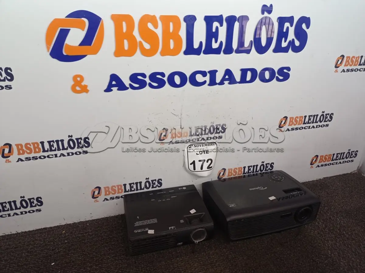 LOTE 172 - 02 PROJETORES MULTIMÍDIA MARCAS LG E OPTOMA. (NO ESTADO) ATENÇÃO! FAZER A VISITAÇÃO ANTES DE ARREMATAR, NÃO SABEMOS SE FUNCIONA. LEILÃO NÃO TEM GARANTIA E NEM DEVOLUÇÃO, SUJEITO A POSSÍVEIS AVARIAS VISÍVEIS/OCULTAS E/OU AUSÊNCIA DE COMPONENTES.