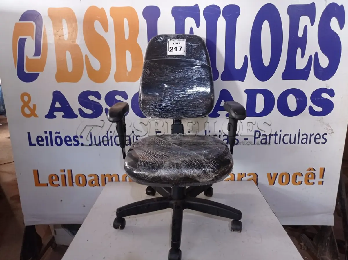 LOTE 217 - 01 CADEIRA DE ESCRITÓRIO C/BASE GIRATÓRIA NA COR PRETA. (NO ESTADO) ATENÇÃO! FAZER A VISITAÇÃO ANTES DE ARREMATAR, NÃO SABEMOS SE FUNCIONA. LEILÃO NÃO TEM GARANTIA E NEM DEVOLUÇÃO, SUJEITO A POSSÍVEIS AVARIAS VISÍVEIS/OCULTAS E/OU AUSÊNCIA DE COMPONENTES.