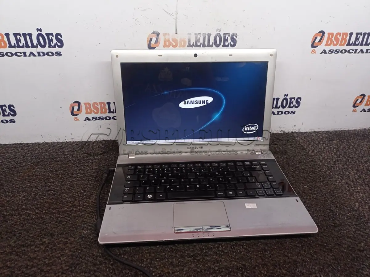 LOTE 094 - 01 NOTEBOOK MARCA SAMSUMG. (NO ESTADO) ATENÇÃO! FAZER A VISITAÇÃO ANTES DE ARREMATAR, NÃO SABEMOS SE FUNCIONA. LEILÃO NÃO TEM GARANTIA E NEM DEVOLUÇÃO, SUJEITO A POSSÍVEIS AVARIAS VISÍVEIS/OCULTAS E/OU AUSÊNCIA DE COMPONENTES.