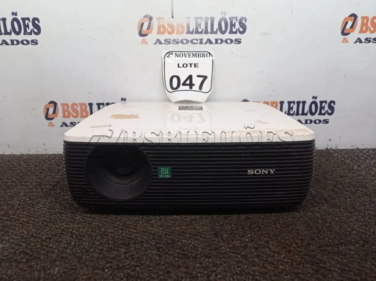 LOTE 047 - 01 PROJETOR MULTIMIDIA MARCA SONY. (NO ESTADO) ATENÇÃO! FAZER A VISITAÇÃO ANTES DE ARREMATAR, NÃO SABEMOS SE FUNCIONA. LEILÃO NÃO TEM GARANTIA E NEM DEVOLUÇÃO, SUJEITO A POSSÍVEIS AVARIAS VISÍVEIS/OCULTAS E/OU AUSÊNCIA DE COMPONENTES.