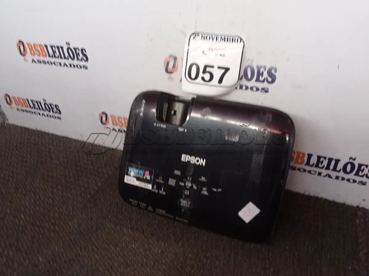 LOTE 057 - 01 PROJETOR MULTIMÍDIA MARCA EPSON. (NO ESTADO) ATENÇÃO! FAZER A VISITAÇÃO ANTES DE ARREMATAR, NÃO SABEMOS SE FUNCIONA. LEILÃO NÃO TEM GARANTIA E NEM DEVOLUÇÃO, SUJEITO A POSSÍVEIS AVARIAS VISÍVEIS/OCULTAS E/OU AUSÊNCIA DE COMPONENTES.