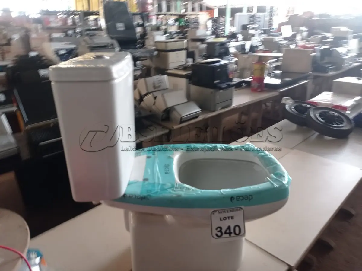 LOTE 340 - 01 VASO SANITÁRIO C/CAIXA ACOPLADA MARCA DECA(NOVO). (NO ESTADO) ATENÇÃO! FAZER A VISITAÇÃO ANTES DE ARREMATAR, NÃO SABEMOS SE FUNCIONA. LEILÃO NÃO TEM GARANTIA E NEM DEVOLUÇÃO, SUJEITO A POSSÍVEIS AVARIAS VISÍVEIS/OCULTAS E/OU AUSÊNCIA DE COMPONENTES.