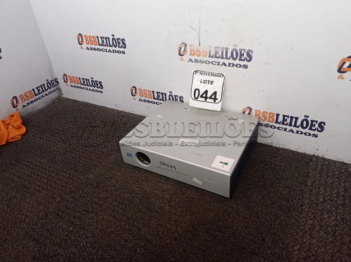 LOTE 044 - 01 PROJETOR MULTIMIDIA MARCA SONY. (NO ESTADO) ATENÇÃO! FAZER A VISITAÇÃO ANTES DE ARREMATAR, NÃO SABEMOS SE FUNCIONA. LEILÃO NÃO TEM GARANTIA E NEM DEVOLUÇÃO, SUJEITO A POSSÍVEIS AVARIAS VISÍVEIS/OCULTAS E/OU AUSÊNCIA DE COMPONENTES.