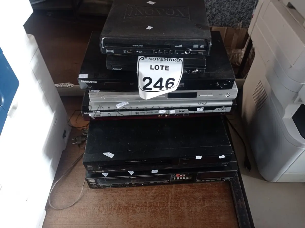 LOTE 246 - 02 VIDEOCASSETES E 05 APARELHOS DE DVD MARCAS E MODELOS DIVERSOS. (NO ESTADO) ATENÇÃO! FAZER A VISITAÇÃO ANTES DE ARREMATAR, NÃO SABEMOS SE FUNCIONA. LEILÃO NÃO TEM GARANTIA E NEM DEVOLUÇÃO, SUJEITO A POSSÍVEIS AVARIAS VISÍVEIS/OCULTAS E/OU AUSÊNCIA DE COMPONENTES.
