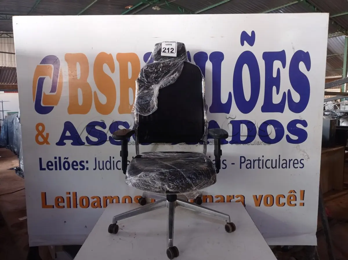 LOTE 212 - 01 CADEIRA DE ESCRITÓRIO C/BASE GIRATÓRIA NA COR PRETA. (NO ESTADO) ATENÇÃO! FAZER A VISITAÇÃO ANTES DE ARREMATAR, NÃO SABEMOS SE FUNCIONA. LEILÃO NÃO TEM GARANTIA E NEM DEVOLUÇÃO, SUJEITO A POSSÍVEIS AVARIAS VISÍVEIS/OCULTAS E/OU AUSÊNCIA DE COMPONENTES.