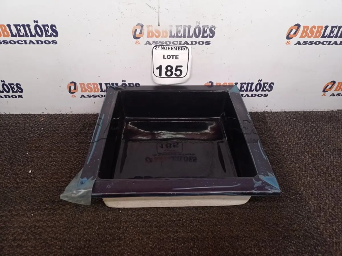 LOTE 185 - 01 CUBA NA COR PRETA QUADRADA(NOVO). (NO ESTADO) ATENÇÃO! FAZER A VISITAÇÃO ANTES DE ARREMATAR, NÃO SABEMOS SE FUNCIONA. LEILÃO NÃO TEM GARANTIA E NEM DEVOLUÇÃO, SUJEITO A POSSÍVEIS AVARIAS VISÍVEIS/OCULTAS E/OU AUSÊNCIA DE COMPONENTES.