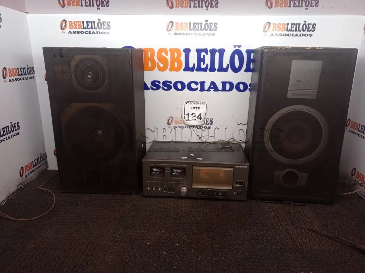 LOTE 124 - 01 TOCA FITAS ANTIGO MARCA GRADIENTE COM 02 CAIXAS DE SOM. (NO ESTADO) ATENÇÃO! FAZER A VISITAÇÃO ANTES DE ARREMATAR, NÃO SABEMOS SE FUNCIONA. LEILÃO NÃO TEM GARANTIA E NEM DEVOLUÇÃO, SUJEITO A POSSÍVEIS AVARIAS VISÍVEIS/OCULTAS E/OU AUSÊNCIA DE COMPONENTES.