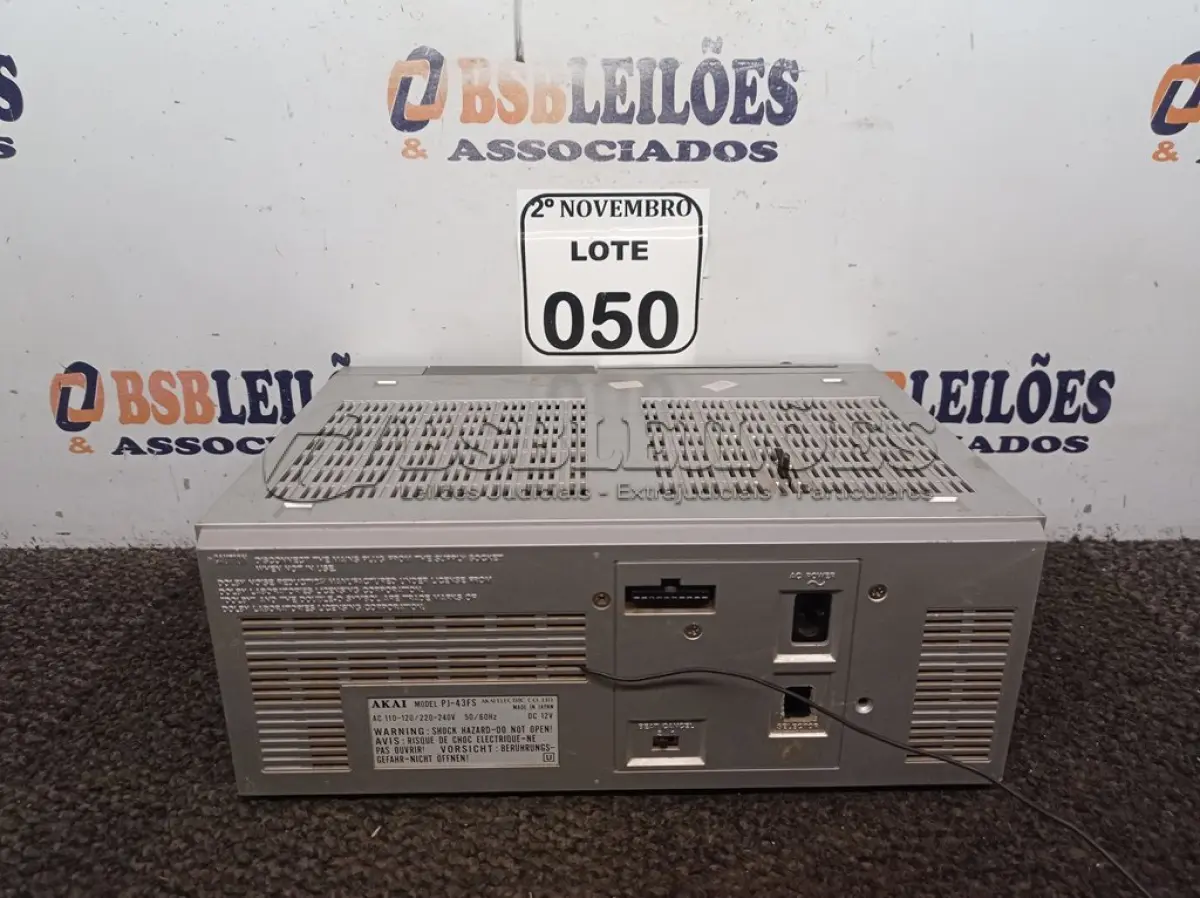 LOTE 050 - 01 TOCA FITAS AKAI MODELO PJ-43. (NO ESTADO) ATENÇÃO! FAZER A VISITAÇÃO ANTES DE ARREMATAR, NÃO SABEMOS SE FUNCIONA. LEILÃO NÃO TEM GARANTIA E NEM DEVOLUÇÃO, SUJEITO A POSSÍVEIS AVARIAS VISÍVEIS/OCULTAS E/OU AUSÊNCIA DE COMPONENTES.