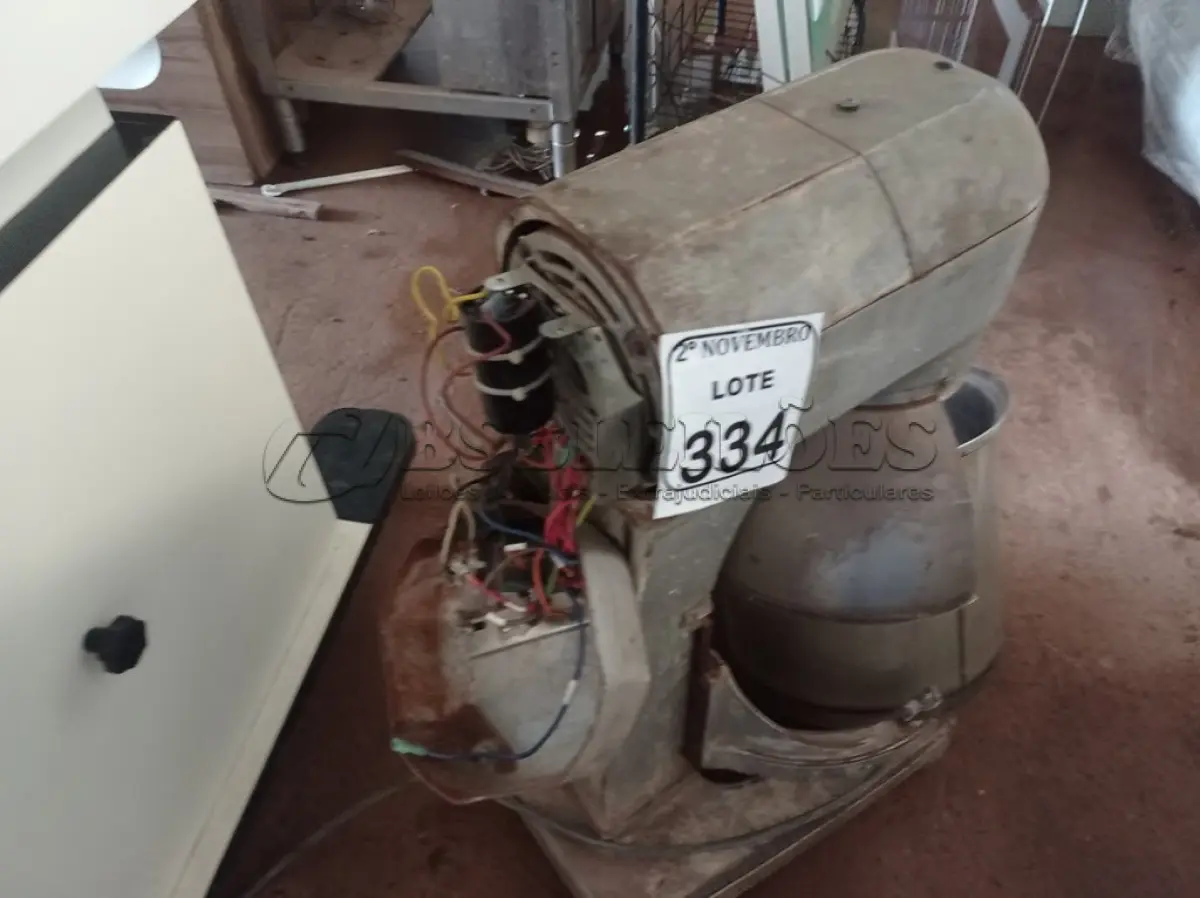 LOTE 334 - 01 SUCATA DE BATEDEIRA. (NO ESTADO) ATENÇÃO! FAZER A VISITAÇÃO ANTES DE ARREMATAR, NÃO SABEMOS SE FUNCIONA. LEILÃO NÃO TEM GARANTIA E NEM DEVOLUÇÃO, SUJEITO A POSSÍVEIS AVARIAS VISÍVEIS/OCULTAS E/OU AUSÊNCIA DE COMPONENTES.