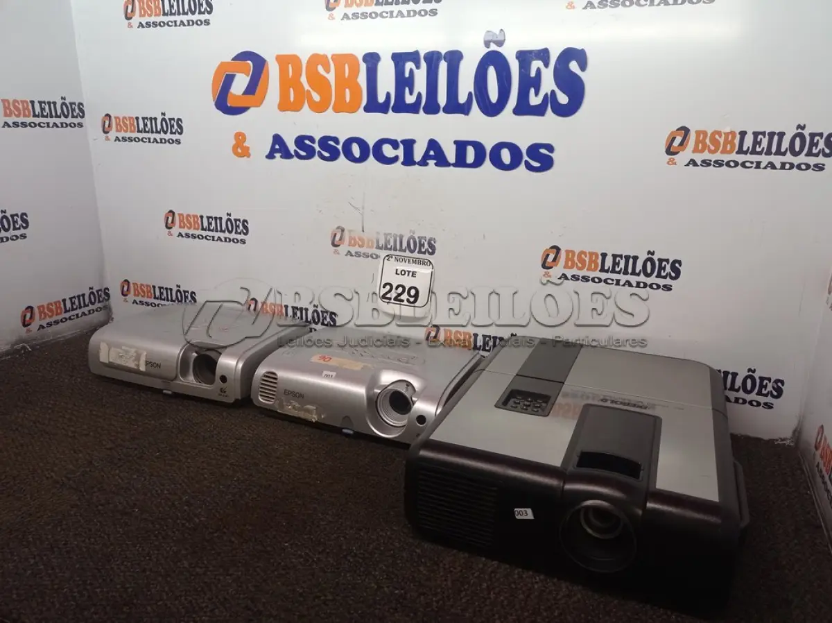 LOTE 229 - 03 PROJETORES MARCAS E MODELOS DIVERSOS P/RETIRADA DE PEÇAS. (NO ESTADO) ATENÇÃO! FAZER A VISITAÇÃO ANTES DE ARREMATAR, NÃO SABEMOS SE FUNCIONA. LEILÃO NÃO TEM GARANTIA E NEM DEVOLUÇÃO, SUJEITO A POSSÍVEIS AVARIAS VISÍVEIS/OCULTAS E/OU AUSÊNCIA DE COMPONENTES.