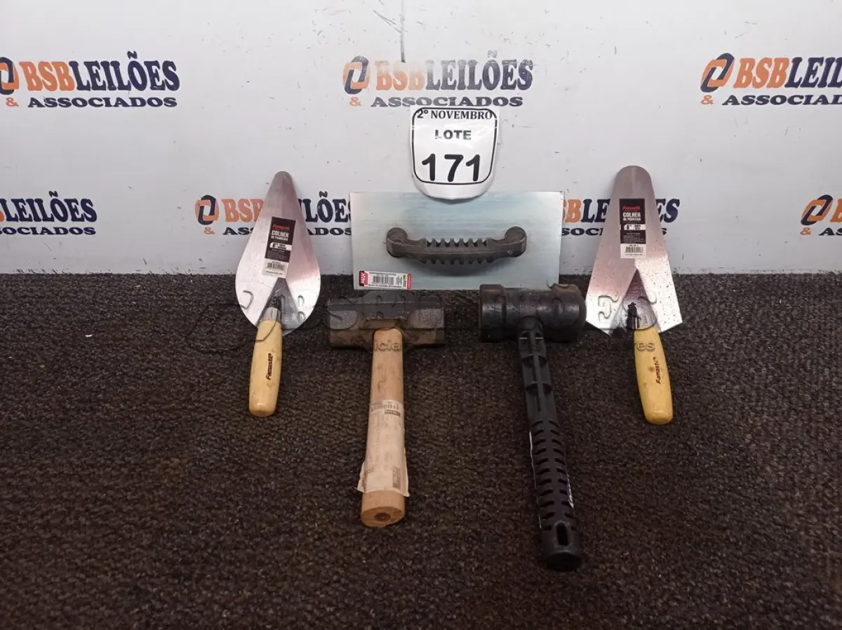 LOTE 171 - 02 COLHERES P/CONSTRUÇÃO, 01 DESEMPENADEIRA EM AÇO, 01 MARTELO DE BORRACHA 60MM E 01 MARRETA(NOVO). (NO ESTADO) ATENÇÃO! FAZER A VISITAÇÃO ANTES DE ARREMATAR, NÃO SABEMOS SE FUNCIONA. LEILÃO NÃO TEM GARANTIA E NEM DEVOLUÇÃO, SUJEITO A POSSÍVEIS AVARIAS VISÍVEIS/OCULTAS E/OU AUSÊNCIA DE COMPONENTES.
