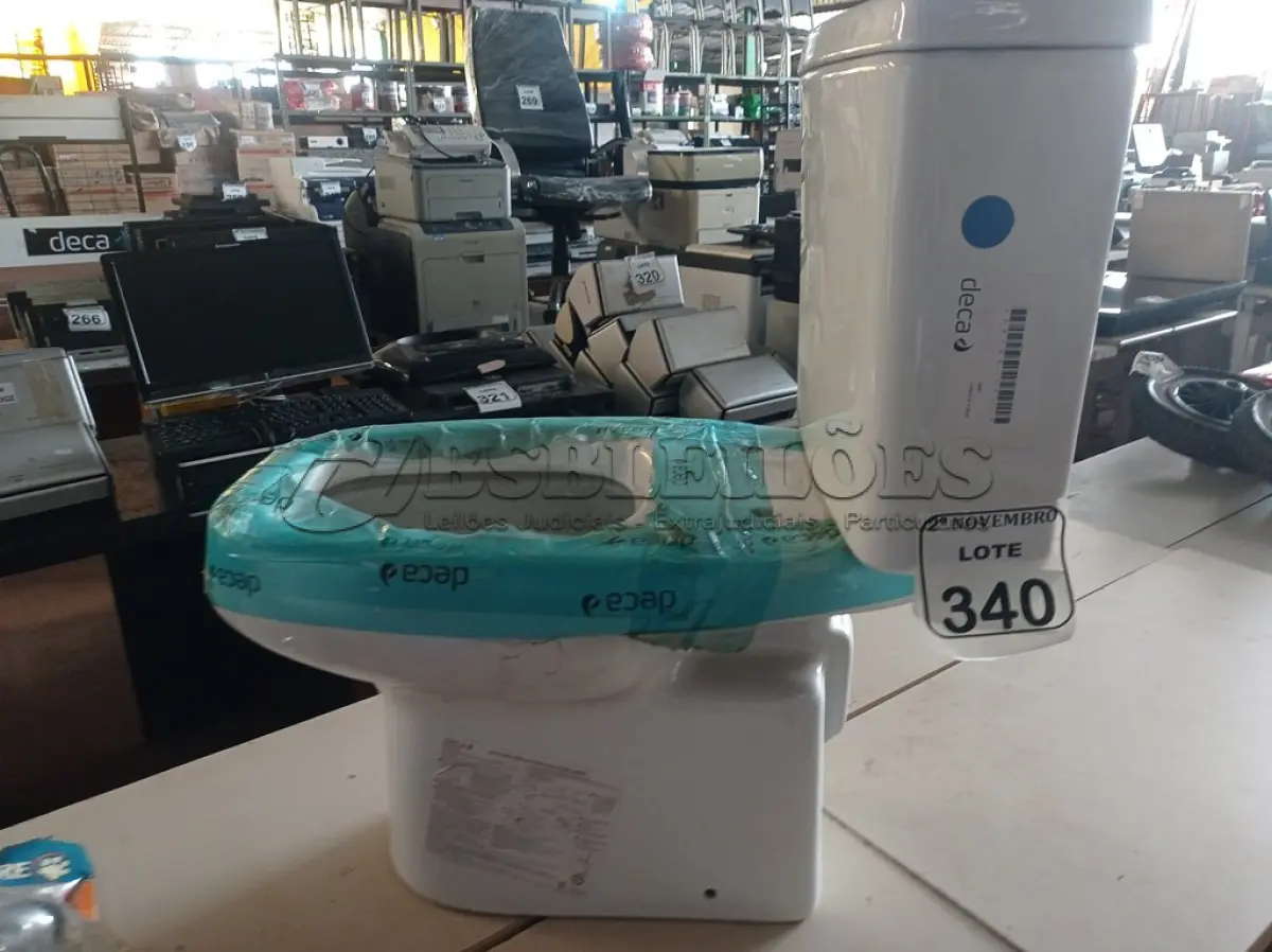 LOTE 340 - 01 VASO SANITÁRIO C/CAIXA ACOPLADA MARCA DECA(NOVO). (NO ESTADO) ATENÇÃO! FAZER A VISITAÇÃO ANTES DE ARREMATAR, NÃO SABEMOS SE FUNCIONA. LEILÃO NÃO TEM GARANTIA E NEM DEVOLUÇÃO, SUJEITO A POSSÍVEIS AVARIAS VISÍVEIS/OCULTAS E/OU AUSÊNCIA DE COMPONENTES.
