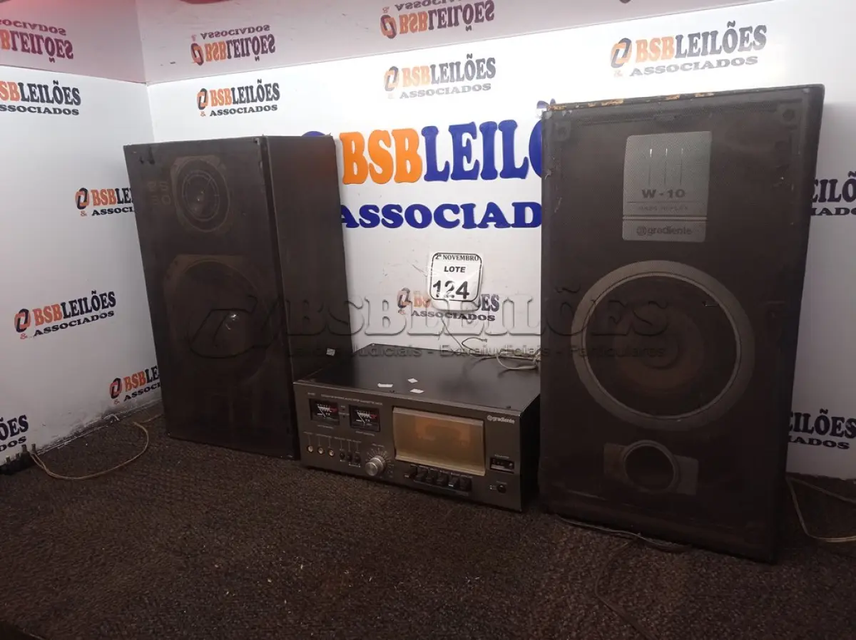 LOTE 124 - 01 TOCA FITAS ANTIGO MARCA GRADIENTE COM 02 CAIXAS DE SOM. (NO ESTADO) ATENÇÃO! FAZER A VISITAÇÃO ANTES DE ARREMATAR, NÃO SABEMOS SE FUNCIONA. LEILÃO NÃO TEM GARANTIA E NEM DEVOLUÇÃO, SUJEITO A POSSÍVEIS AVARIAS VISÍVEIS/OCULTAS E/OU AUSÊNCIA DE COMPONENTES.