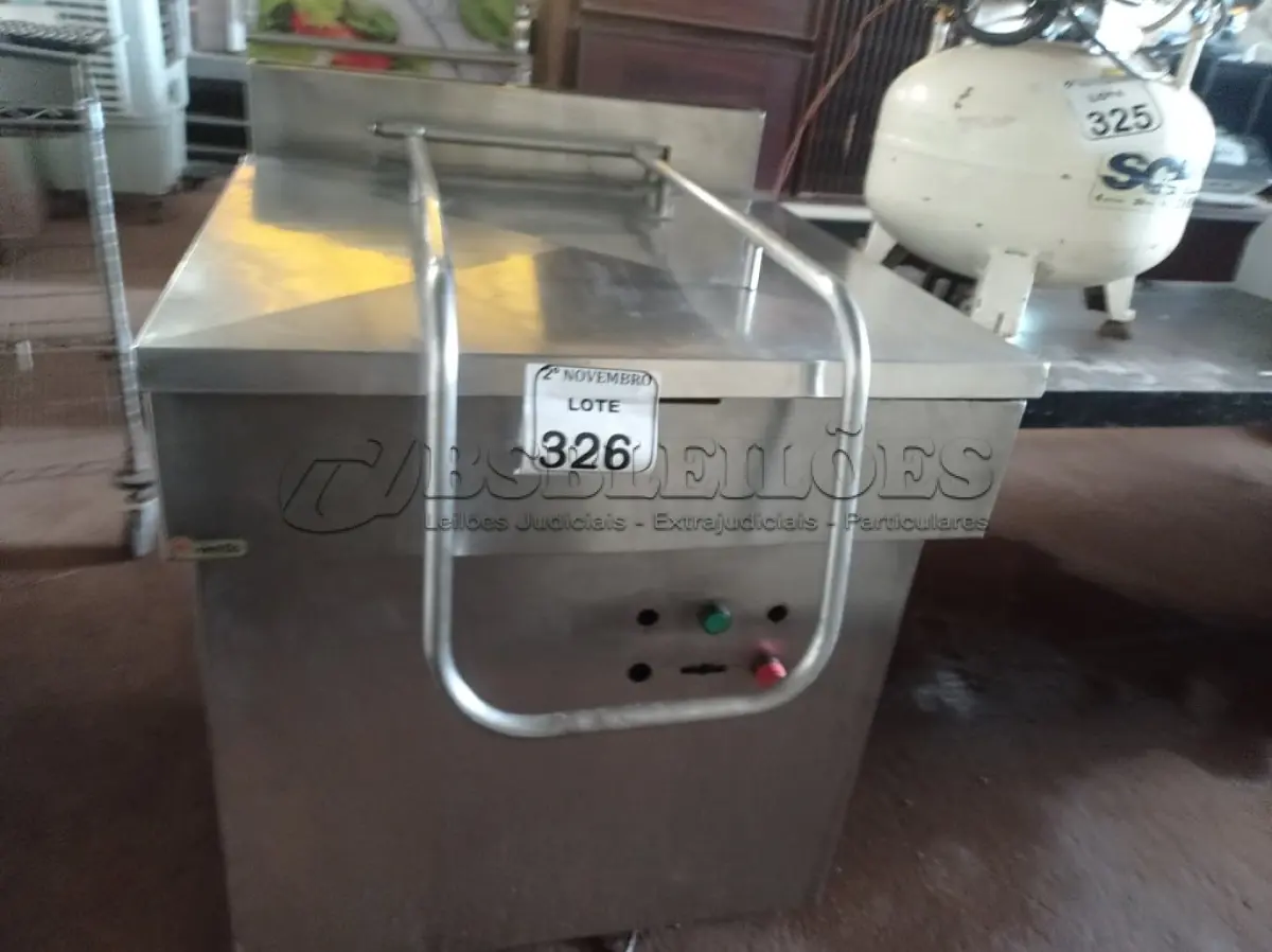 LOTE 326 - 01 FRITADEIRA INDUSTRIAL EM INOX ELÉTRICA. (NO ESTADO) ATENÇÃO! FAZER A VISITAÇÃO ANTES DE ARREMATAR, NÃO SABEMOS SE FUNCIONA. LEILÃO NÃO TEM GARANTIA E NEM DEVOLUÇÃO, SUJEITO A POSSÍVEIS AVARIAS VISÍVEIS/OCULTAS E/OU AUSÊNCIA DE COMPONENTES.
