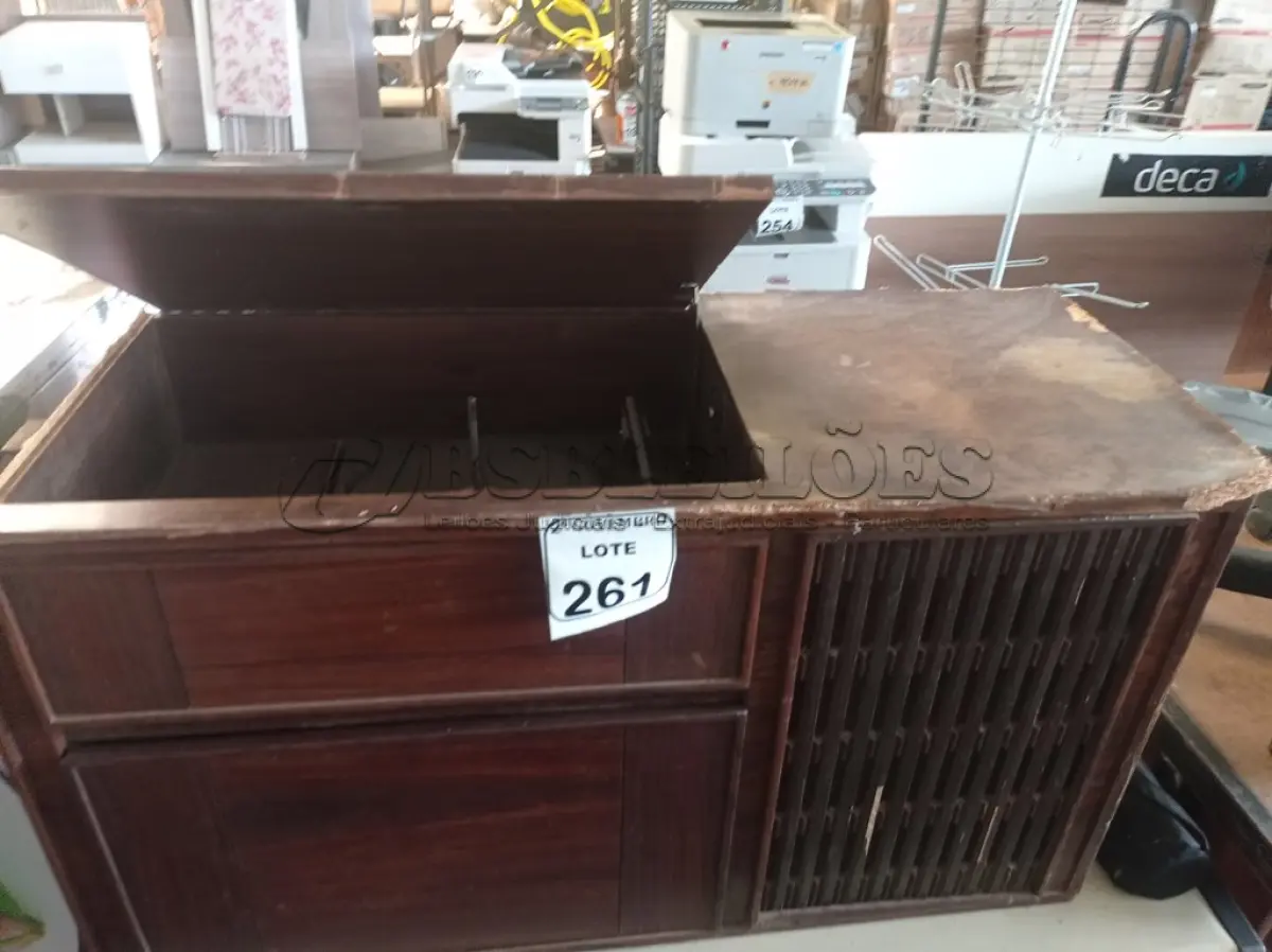 LOTE 261 - 01 RADIOLA ANTIGA MARCA PHILLIPS. (NO ESTADO) ATENÇÃO! FAZER A VISITAÇÃO ANTES DE ARREMATAR, NÃO SABEMOS SE FUNCIONA. LEILÃO NÃO TEM GARANTIA E NEM DEVOLUÇÃO, SUJEITO A POSSÍVEIS AVARIAS VISÍVEIS/OCULTAS E/OU AUSÊNCIA DE COMPONENTES.