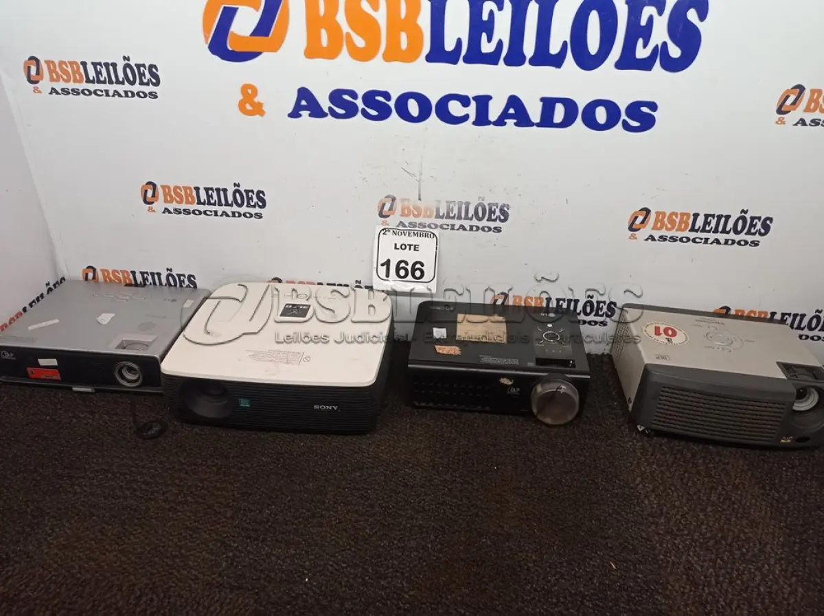 LOTE 166 - 04 PROJETORES MULTIMIDIA MARCAS E MODELOS DIVERSOS. (NO ESTADO) ATENÇÃO! FAZER A VISITAÇÃO ANTES DE ARREMATAR, NÃO SABEMOS SE FUNCIONA. LEILÃO NÃO TEM GARANTIA E NEM DEVOLUÇÃO, SUJEITO A POSSÍVEIS AVARIAS VISÍVEIS/OCULTAS E/OU AUSÊNCIA DE COMPONENTES.