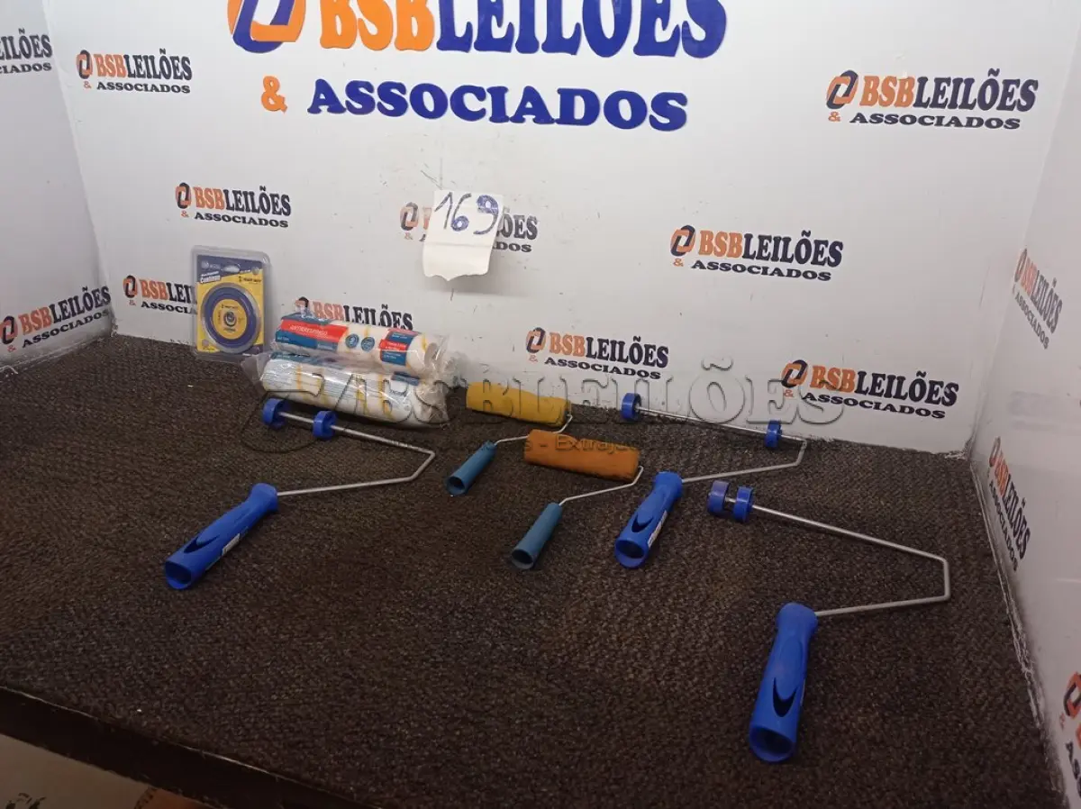 LOTE 169 - 03 SUPORTES P/ROLO DE PINTURA MARCA TIGRE, 04 ROLOS P/PINTURA(NOVOS) E 02 MINI ROLOS P/PINTURA JÁ C/SUPORTE. (NO ESTADO) ATENÇÃO! FAZER A VISITAÇÃO ANTES DE ARREMATAR, NÃO SABEMOS SE FUNCIONA. LEILÃO NÃO TEM GARANTIA E NEM DEVOLUÇÃO, SUJEITO A POSSÍVEIS AVARIAS VISÍVEIS/OCULTAS E/OU AUSÊNCIA DE COMPONENTES.