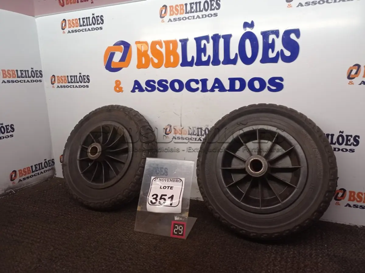 LOTE 351 - 02 PNEUS EM EVA EIXO(NOVO) (NO ESTADO) ATENÇÃO! FAZER A VISITAÇÃO ANTES DE ARREMATAR, NÃO SABEMOS SE FUNCIONA. LEILÃO NÃO TEM GARANTIA E NEM DEVOLUÇÃO, SUJEITO A POSSÍVEIS AVARIAS VISÍVEIS/OCULTAS E/OU AUSÊNCIA DE COMPONENTES.