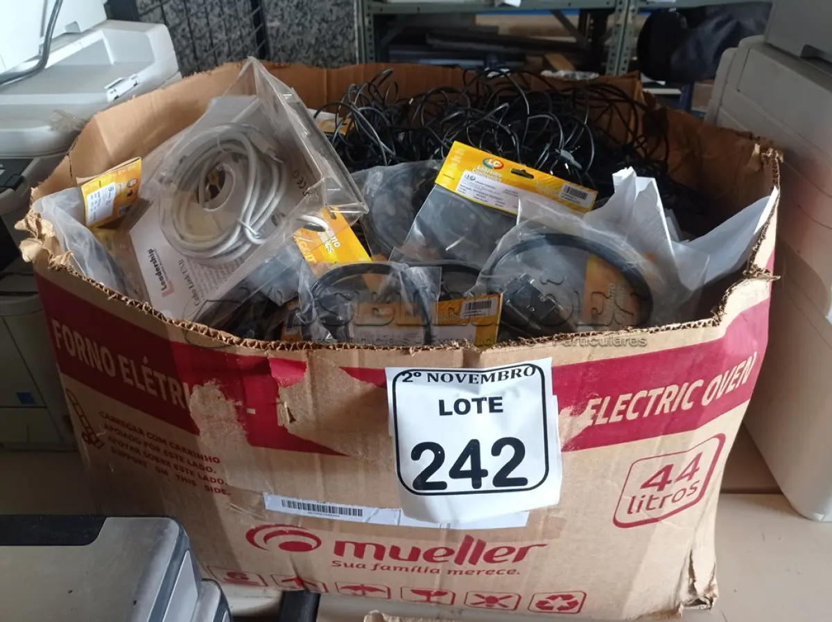 LOTE 242 - 01 CAIXA C/GRANDE QUANTIDADE DE CABOS E FONTES. (NO ESTADO) ATENÇÃO! FAZER A VISITAÇÃO ANTES DE ARREMATAR, NÃO SABEMOS SE FUNCIONA. LEILÃO NÃO TEM GARANTIA E NEM DEVOLUÇÃO, SUJEITO A POSSÍVEIS AVARIAS VISÍVEIS/OCULTAS E/OU AUSÊNCIA DE COMPONENTES.