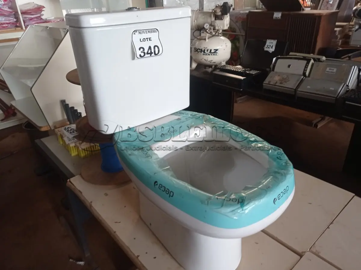 LOTE 340 - 01 VASO SANITÁRIO C/CAIXA ACOPLADA MARCA DECA(NOVO). (NO ESTADO) ATENÇÃO! FAZER A VISITAÇÃO ANTES DE ARREMATAR, NÃO SABEMOS SE FUNCIONA. LEILÃO NÃO TEM GARANTIA E NEM DEVOLUÇÃO, SUJEITO A POSSÍVEIS AVARIAS VISÍVEIS/OCULTAS E/OU AUSÊNCIA DE COMPONENTES.