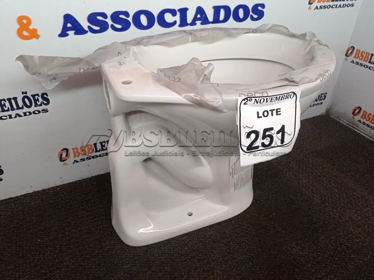 LOTE 251 - 01 VASO SANITÁRIO MARCA DECA NA COR BRANCA(NOVO). (NO ESTADO) ATENÇÃO! FAZER A VISITAÇÃO ANTES DE ARREMATAR, NÃO SABEMOS SE FUNCIONA. LEILÃO NÃO TEM GARANTIA E NEM DEVOLUÇÃO, SUJEITO A POSSÍVEIS AVARIAS VISÍVEIS/OCULTAS E/OU AUSÊNCIA DE COMPONENTES.