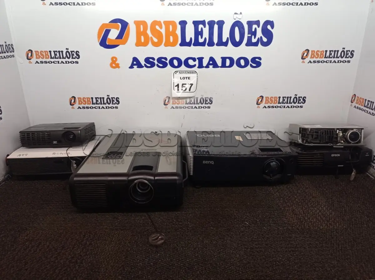 LOTE 157 - 06 PROJETORES MARCAS E MODELOS DIVERSOS. (NO ESTADO) ATENÇÃO! FAZER A VISITAÇÃO ANTES DE ARREMATAR, NÃO SABEMOS SE FUNCIONA. LEILÃO NÃO TEM GARANTIA E NEM DEVOLUÇÃO, SUJEITO A POSSÍVEIS AVARIAS VISÍVEIS/OCULTAS E/OU AUSÊNCIA DE COMPONENTES.