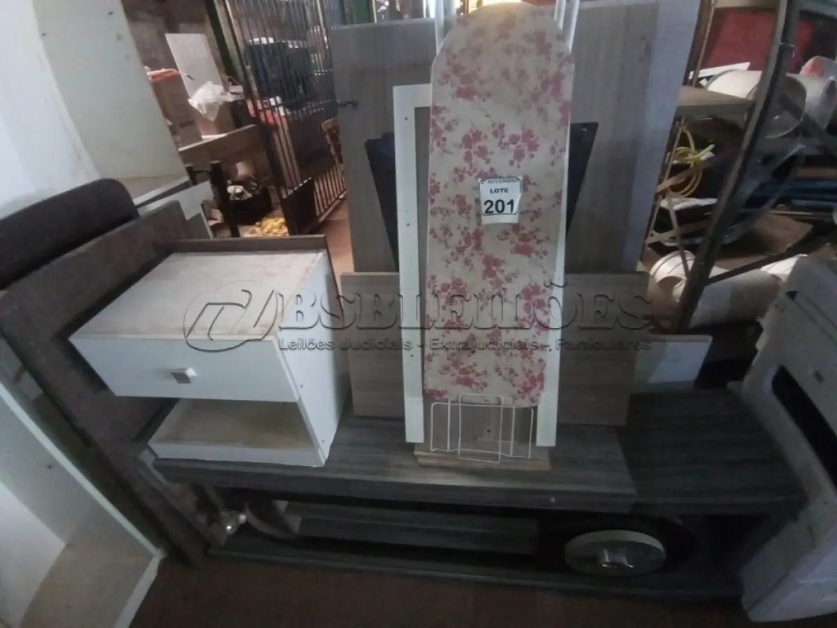 LOTE 201 - 01 RACK, 01 TÁBUA DE PASSAR E PEÇAS P/MÓVEIS DIVERSAS. (NO ESTADO) ATENÇÃO! FAZER A VISITAÇÃO ANTES DE ARREMATAR, NÃO SABEMOS SE FUNCIONA. LEILÃO NÃO TEM GARANTIA E NEM DEVOLUÇÃO, SUJEITO A POSSÍVEIS AVARIAS VISÍVEIS/OCULTAS E/OU AUSÊNCIA DE COMPONENTES.