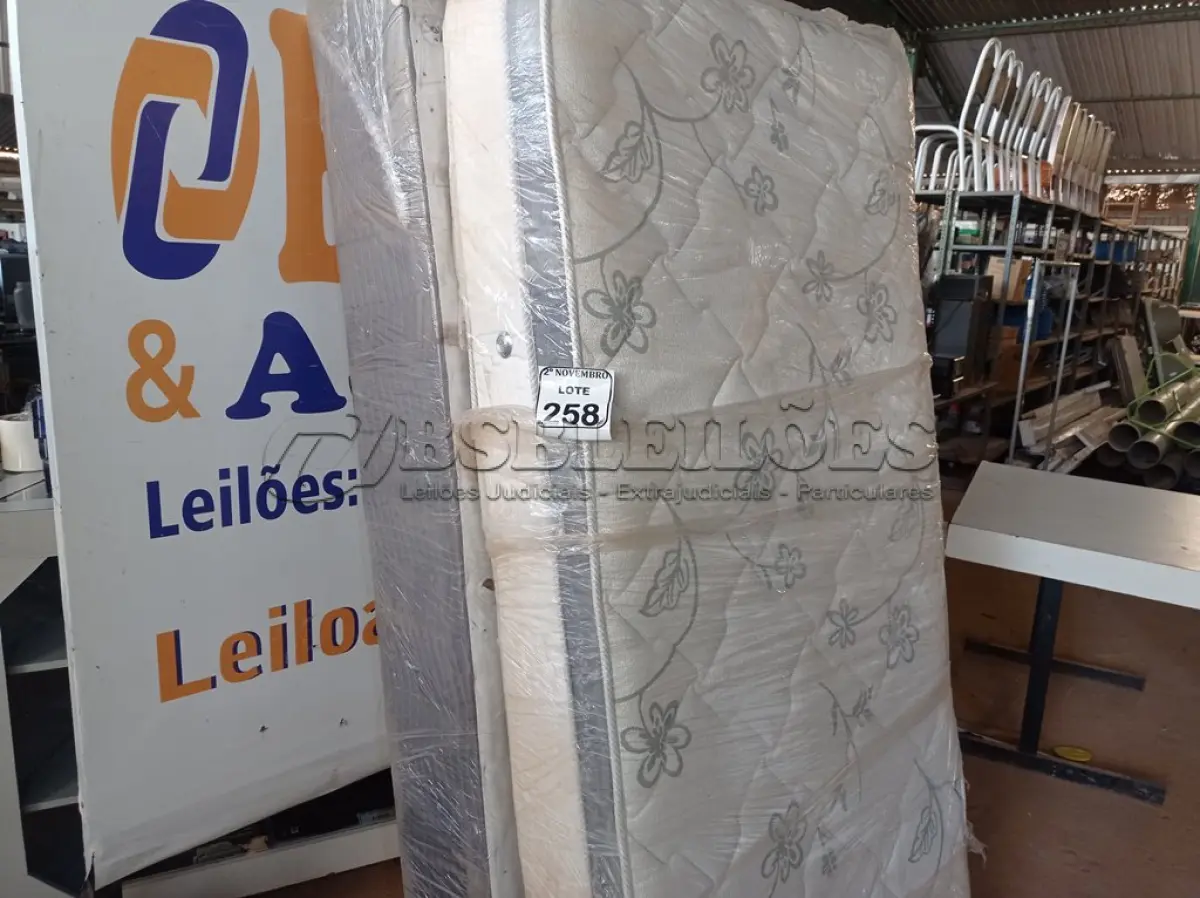 LOTE 258 - 01 CAMA BOX SOLTEIRO. (NO ESTADO) ATENÇÃO! FAZER A VISITAÇÃO ANTES DE ARREMATAR, NÃO SABEMOS SE FUNCIONA. LEILÃO NÃO TEM GARANTIA E NEM DEVOLUÇÃO, SUJEITO A POSSÍVEIS AVARIAS VISÍVEIS/OCULTAS E/OU AUSÊNCIA DE COMPONENTES.
