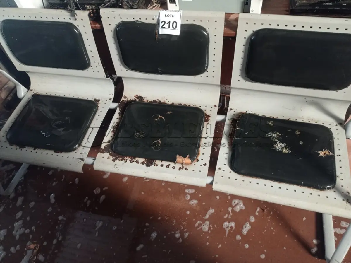 LOTE 210 - 01 LONGARINA COM 03 LUGARES BASE DE FERRO. (NO ESTADO) ATENÇÃO! FAZER A VISITAÇÃO ANTES DE ARREMATAR, NÃO SABEMOS SE FUNCIONA. LEILÃO NÃO TEM GARANTIA E NEM DEVOLUÇÃO, SUJEITO A POSSÍVEIS AVARIAS VISÍVEIS/OCULTAS E/OU AUSÊNCIA DE COMPONENTES.