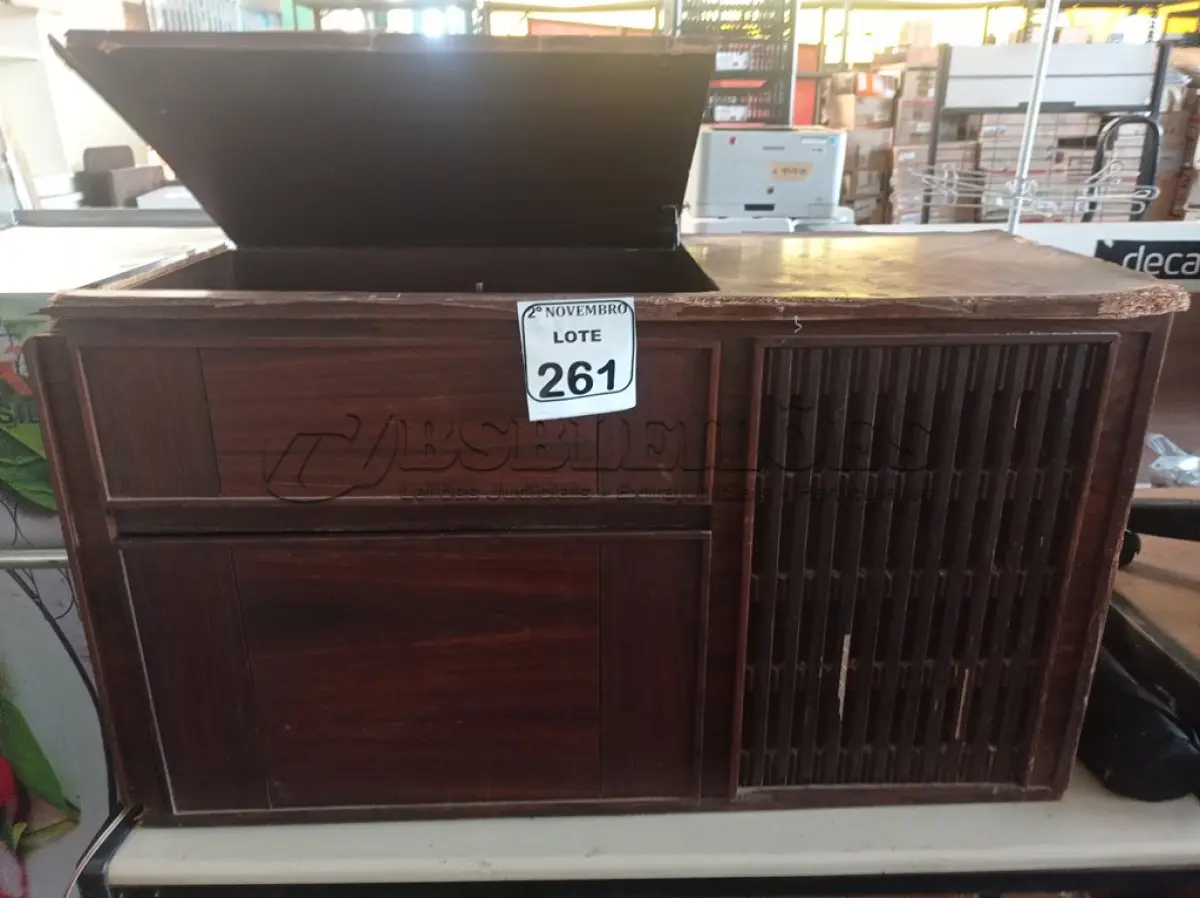 LOTE 261 - 01 RADIOLA ANTIGA MARCA PHILLIPS. (NO ESTADO) ATENÇÃO! FAZER A VISITAÇÃO ANTES DE ARREMATAR, NÃO SABEMOS SE FUNCIONA. LEILÃO NÃO TEM GARANTIA E NEM DEVOLUÇÃO, SUJEITO A POSSÍVEIS AVARIAS VISÍVEIS/OCULTAS E/OU AUSÊNCIA DE COMPONENTES.