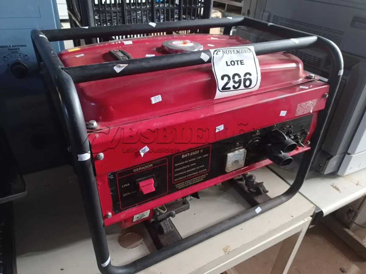 LOTE 296 - 01 GERADOR PORTÁTIL MARCA BRANBCO MODELO B4T2500-S 110/220V.(FUNCIONANDO) (NO ESTADO) ATENÇÃO! FAZER A VISITAÇÃO ANTES DE ARREMATAR, NÃO SABEMOS SE FUNCIONA. LEILÃO NÃO TEM GARANTIA E NEM DEVOLUÇÃO, SUJEITO A POSSÍVEIS AVARIAS VISÍVEIS/OCULTAS E/OU AUSÊNCIA DE COMPONENTES.