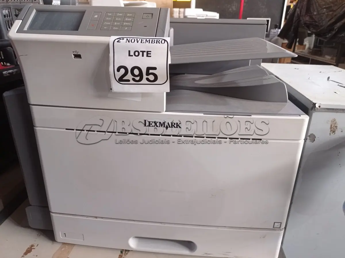 LOTE 295 - 01 IMPRESSORA MARCA LEXMARK MODELO C950DE. (NO ESTADO) ATENÇÃO! FAZER A VISITAÇÃO ANTES DE ARREMATAR, NÃO SABEMOS SE FUNCIONA. LEILÃO NÃO TEM GARANTIA E NEM DEVOLUÇÃO, SUJEITO A POSSÍVEIS AVARIAS VISÍVEIS/OCULTAS E/OU AUSÊNCIA DE COMPONENTES.