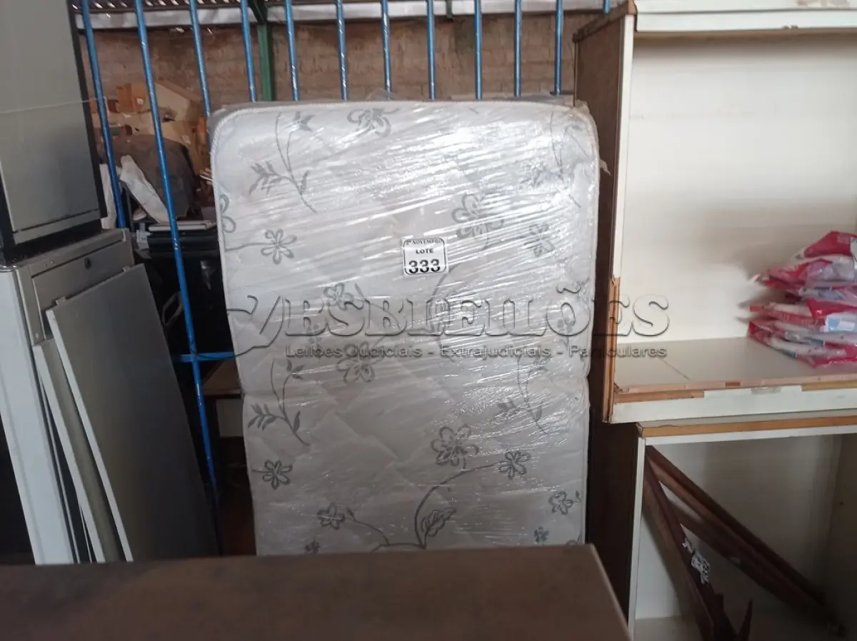 LOTE 333 - 01 CAMA BOX SOLTEIRO. (NO ESTADO) ATENÇÃO! FAZER A VISITAÇÃO ANTES DE ARREMATAR, NÃO SABEMOS SE FUNCIONA. LEILÃO NÃO TEM GARANTIA E NEM DEVOLUÇÃO, SUJEITO A POSSÍVEIS AVARIAS VISÍVEIS/OCULTAS E/OU AUSÊNCIA DE COMPONENTES.
