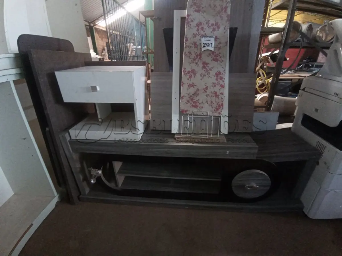 LOTE 201 - 01 RACK, 01 TÁBUA DE PASSAR E PEÇAS P/MÓVEIS DIVERSAS. (NO ESTADO) ATENÇÃO! FAZER A VISITAÇÃO ANTES DE ARREMATAR, NÃO SABEMOS SE FUNCIONA. LEILÃO NÃO TEM GARANTIA E NEM DEVOLUÇÃO, SUJEITO A POSSÍVEIS AVARIAS VISÍVEIS/OCULTAS E/OU AUSÊNCIA DE COMPONENTES.