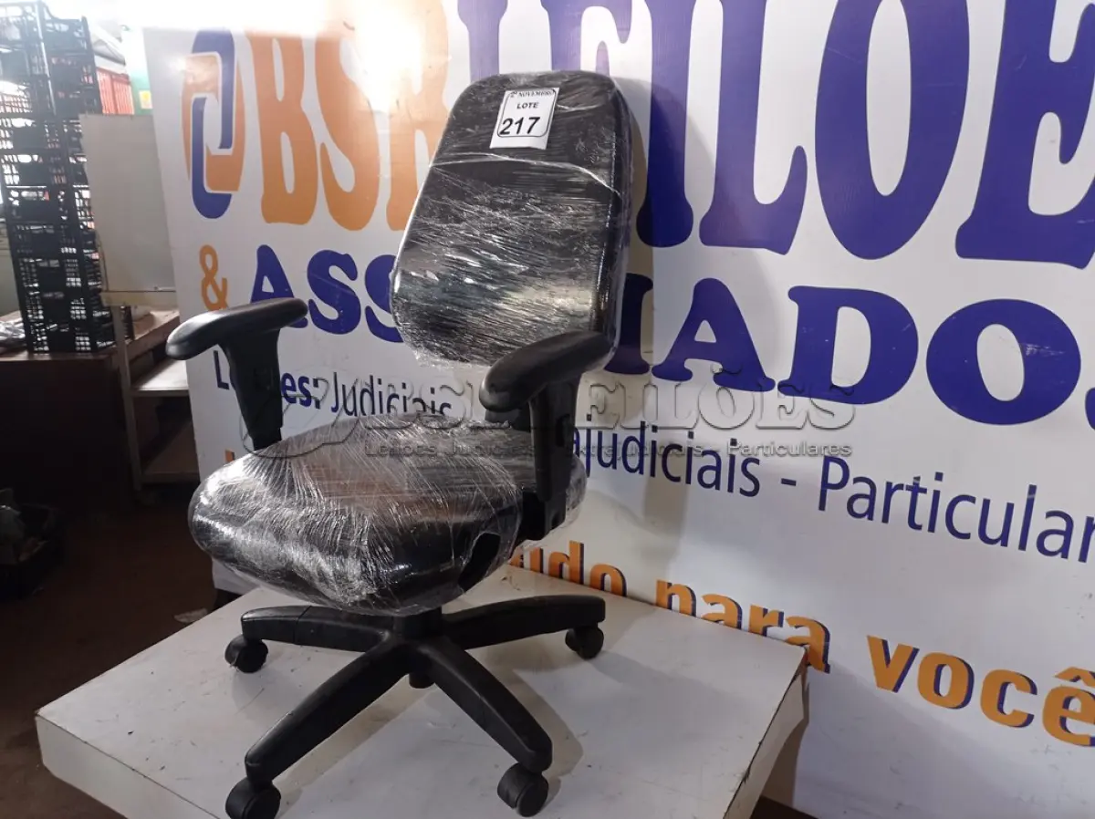 LOTE 217 - 01 CADEIRA DE ESCRITÓRIO C/BASE GIRATÓRIA NA COR PRETA. (NO ESTADO) ATENÇÃO! FAZER A VISITAÇÃO ANTES DE ARREMATAR, NÃO SABEMOS SE FUNCIONA. LEILÃO NÃO TEM GARANTIA E NEM DEVOLUÇÃO, SUJEITO A POSSÍVEIS AVARIAS VISÍVEIS/OCULTAS E/OU AUSÊNCIA DE COMPONENTES.