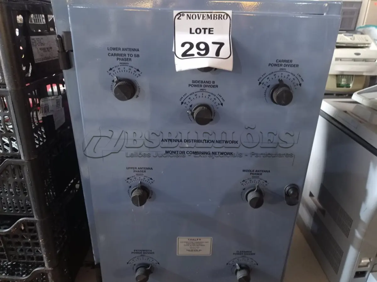 LOTE 297 - 01 QUADRO DE DISTRIBUIÇÃO MARCA THALES. (NO ESTADO) ATENÇÃO! FAZER A VISITAÇÃO ANTES DE ARREMATAR, NÃO SABEMOS SE FUNCIONA. LEILÃO NÃO TEM GARANTIA E NEM DEVOLUÇÃO, SUJEITO A POSSÍVEIS AVARIAS VISÍVEIS/OCULTAS E/OU AUSÊNCIA DE COMPONENTES.