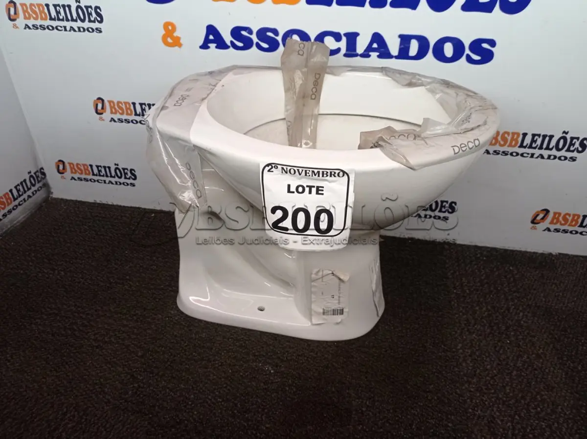 LOTE 200 - 01 VASO SANITÁRIO NA COR BRANCA MARCA DECA(NOVO). (NO ESTADO) ATENÇÃO! FAZER A VISITAÇÃO ANTES DE ARREMATAR, NÃO SABEMOS SE FUNCIONA. LEILÃO NÃO TEM GARANTIA E NEM DEVOLUÇÃO, SUJEITO A POSSÍVEIS AVARIAS VISÍVEIS/OCULTAS E/OU AUSÊNCIA DE COMPONENTES.