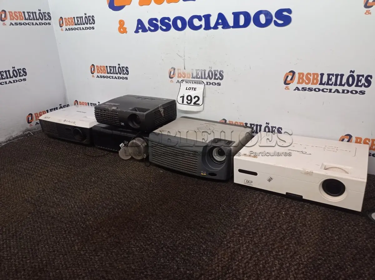 LOTE 192 - 05 PROJETORES MULTIMÍDIA MARCAS E MODELOS DIVERSOS. (NO ESTADO) ATENÇÃO! FAZER A VISITAÇÃO ANTES DE ARREMATAR, NÃO SABEMOS SE FUNCIONA. LEILÃO NÃO TEM GARANTIA E NEM DEVOLUÇÃO, SUJEITO A POSSÍVEIS AVARIAS VISÍVEIS/OCULTAS E/OU AUSÊNCIA DE COMPONENTES.