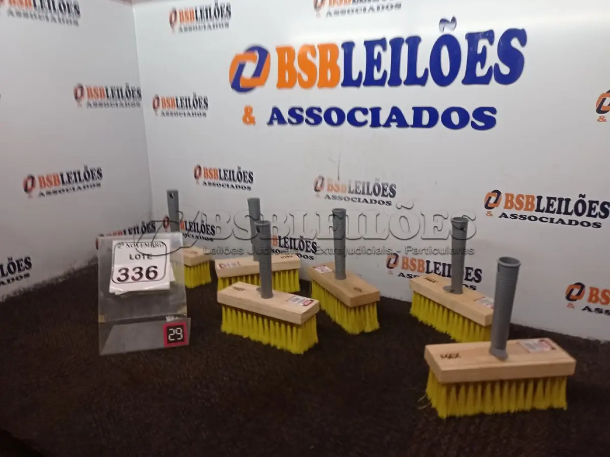 LOTE 336 - 06 ESCOVAS BROXA MARCA MAX(NOVO). (NO ESTADO) ATENÇÃO! FAZER A VISITAÇÃO ANTES DE ARREMATAR, NÃO SABEMOS SE FUNCIONA. LEILÃO NÃO TEM GARANTIA E NEM DEVOLUÇÃO, SUJEITO A POSSÍVEIS AVARIAS VISÍVEIS/OCULTAS E/OU AUSÊNCIA DE COMPONENTES.