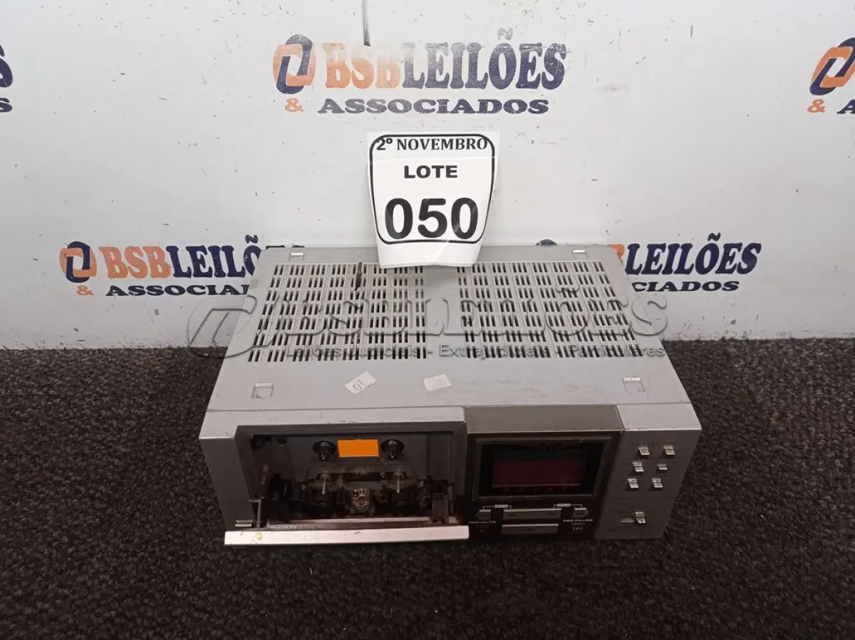 LOTE 050 - 01 TOCA FITAS AKAI MODELO PJ-43. (NO ESTADO) ATENÇÃO! FAZER A VISITAÇÃO ANTES DE ARREMATAR, NÃO SABEMOS SE FUNCIONA. LEILÃO NÃO TEM GARANTIA E NEM DEVOLUÇÃO, SUJEITO A POSSÍVEIS AVARIAS VISÍVEIS/OCULTAS E/OU AUSÊNCIA DE COMPONENTES.