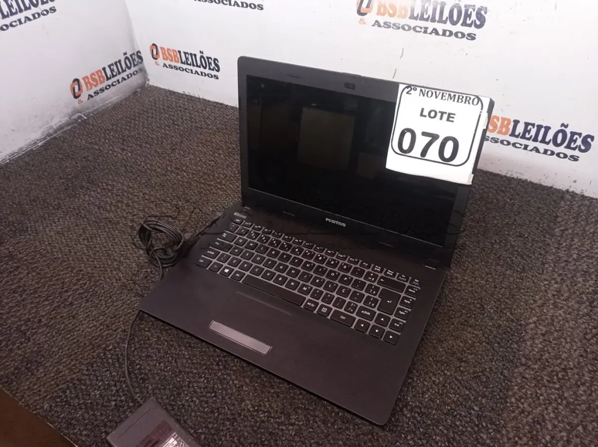 LOTE 070 - 01 NOTEBOOK MARCA POSITIVO. (NO ESTADO) ATENÇÃO! FAZER A VISITAÇÃO ANTES DE ARREMATAR, NÃO SABEMOS SE FUNCIONA. LEILÃO NÃO TEM GARANTIA E NEM DEVOLUÇÃO, SUJEITO A POSSÍVEIS AVARIAS VISÍVEIS/OCULTAS E/OU AUSÊNCIA DE COMPONENTES.